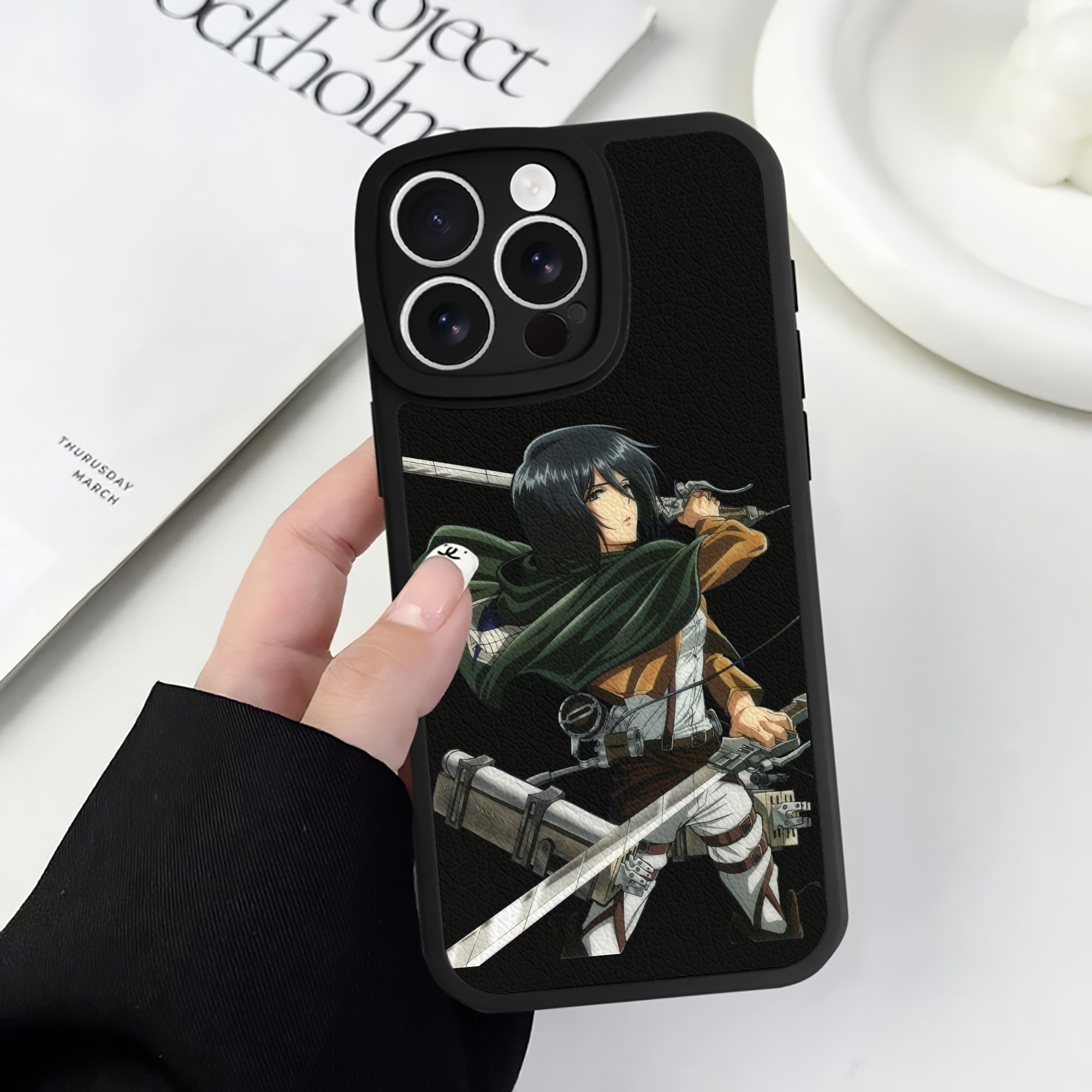 （画像用） 進撃の巨人 ミカサ·アッカーマン Attack on Titan Mikasa Ackerman 【iPhone 16シリーズ対応】シリコンスマホケース（レザー調） 材質：シリコン